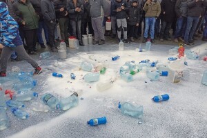 Prolijevali mlijeko u Srbiji: Ako se Ministarstvo "ne urazumi" - prosvjed