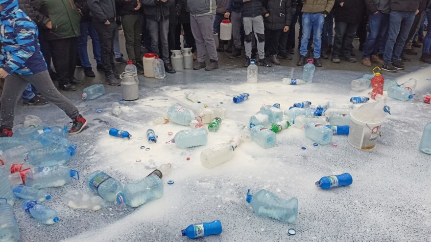 Prosipali mleko u Mrčajevcima: Ako se Ministarstvo "ne urazumi" - protest!