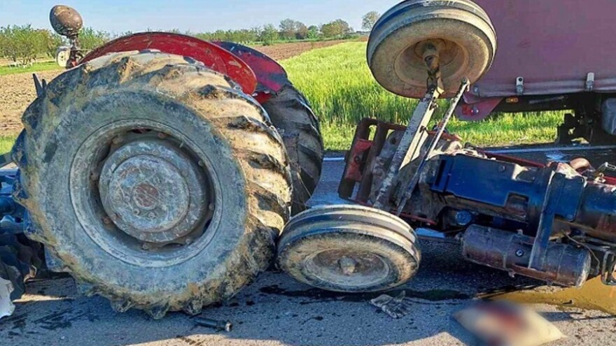 Teška nesreća u Janji: Traktor prepolovljen od siline udara