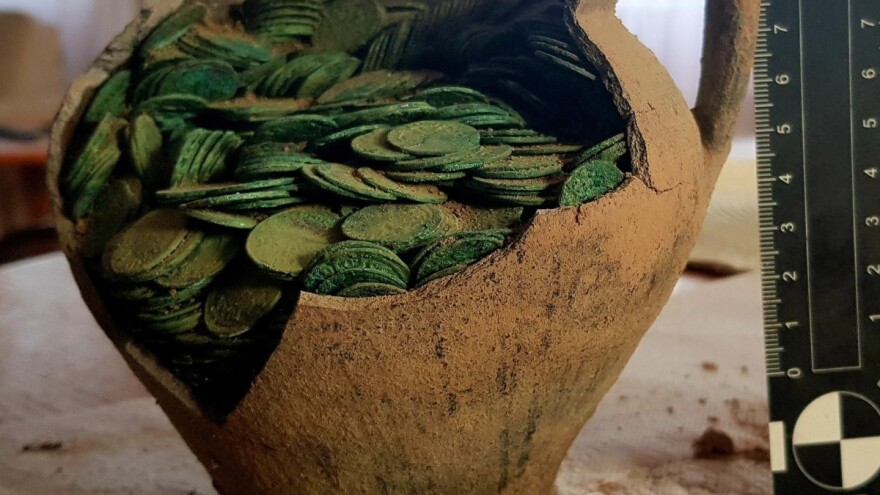 Pronašli blago u polju dok su detektorom tražili dio stroja