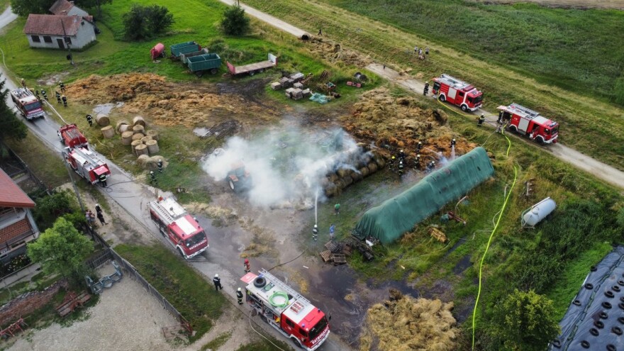 Tuga na OPG-u, izgorjelo im 160 bala sijena i slame - netko je namjerno izazvao požar?