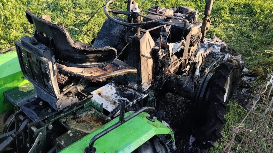 Na livadi izgorio traktor