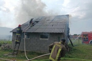 Grom u Gacku zapalio štalu - gorjelo sijeno