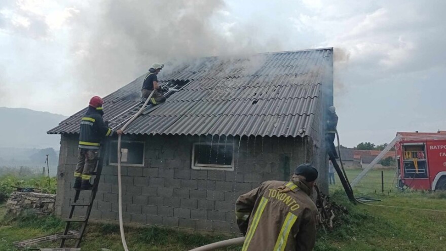 Grom u Gacku zapalio štalu - gorjelo sijeno