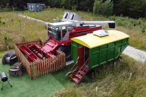 Stari Massey Ferguson kombajn preuredio u kuću za odmor