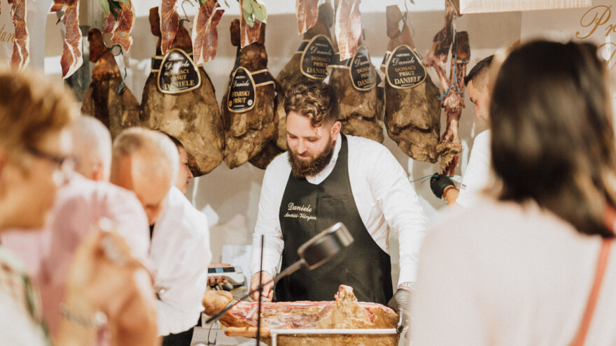 U Tinjanu se narezalo više desetaka tona pršuta - čiji je bio najbolji?