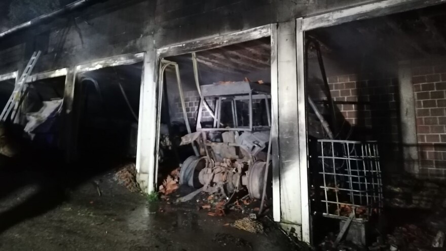 Požar u garaži: Izgorjela dva traktora, automobil i radni strojevi