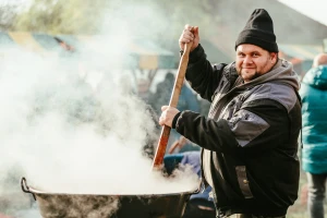 Nema do svježih čvaraka - Karanac preplavili najbolji mirisi i više tisuća ljudi