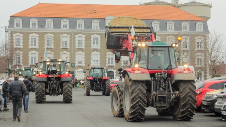 Slama na ulice, gnojnica na javne zgrade - tako protestuju francuski poljoprivrednici