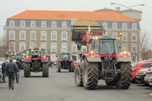 Slama na ulice, gnojnica na javne zgrade - tako prosvjeduju francuski poljoprivrednici
