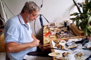 Ljubitelj drva i čuvar tradicionalnog govora izrađuje ukrasne predmete: drvo ima i svoju unutarnju ljepotu. Čak i dušu