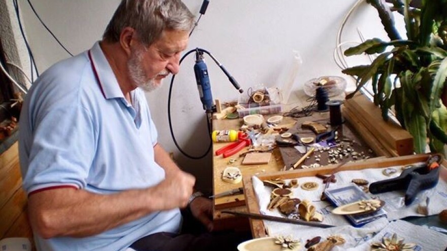 Ljubitelj drva i čuvar tradicionalnog govora izrađuje ukrasne predmete: drvo ima i svoju unutarnju ljepotu. Čak i dušu