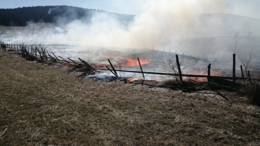 Vatrogasci spasili starijeg domaćina iz požarom zahvaćene njive