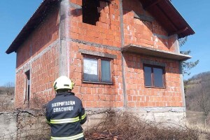 Spaljivao korov pa zapalio kuću