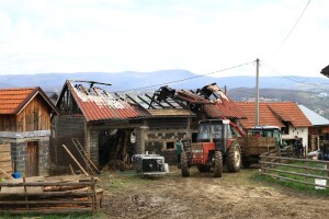 Farmeru izgorio krov štale i sijeno, načelnik i ministar obećali pomoć