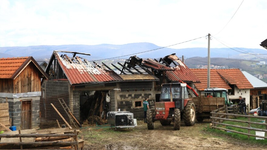 Farmeru izgorio krov štale i sijeno, načelnik i ministar obećali pomoć