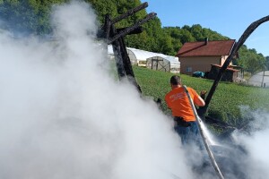 Plamen zaprijetio i štali sa životnjama, srećom, vatrogasci brzo stigli