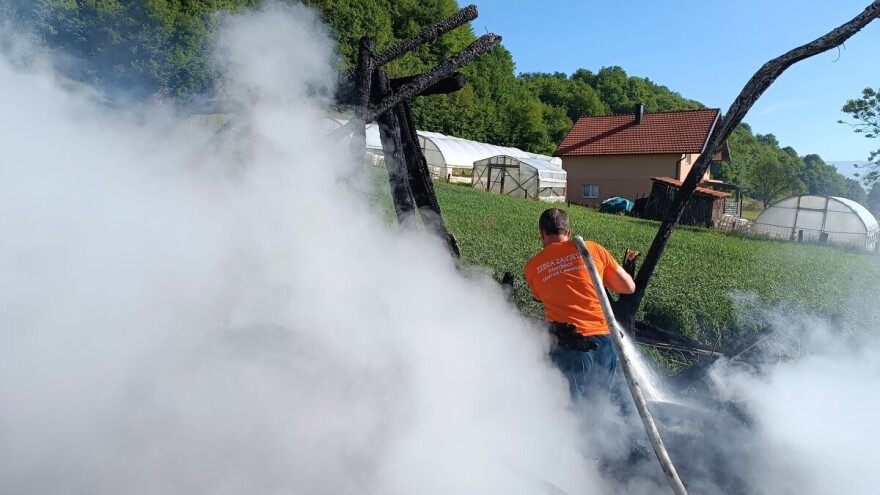 Plamen zaprijetio i štali sa životnjama, srećom, vatrogasci brzo stigli