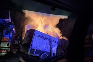 U Vitezu izgorjela tri traktora, bager i sijeno: "Bila je tu i garaža puna strojeva"