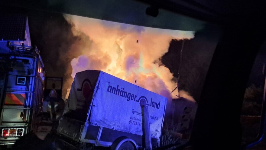 U Vitezu izgorjela tri traktora, bager i sijeno: "Bila je tu i garaža puna strojeva"