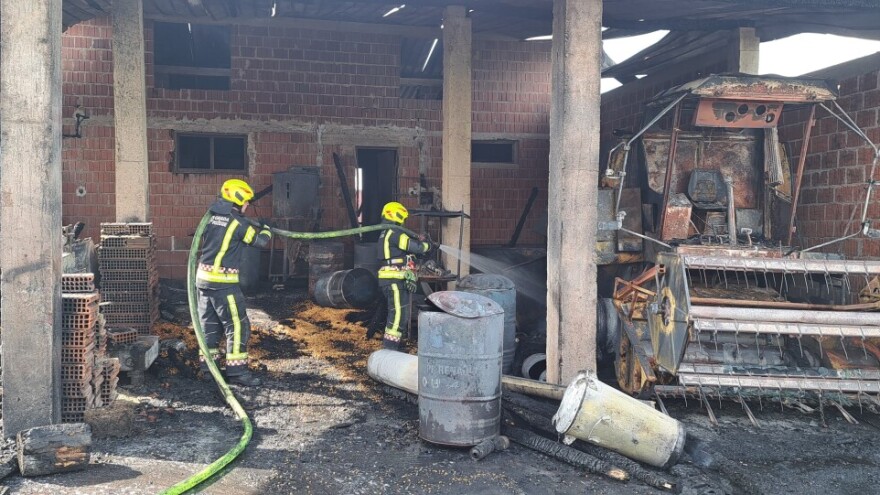 U velikom požaru u Donjim Emovcima izgorjelo 10 svinja, kombajn, strojevi