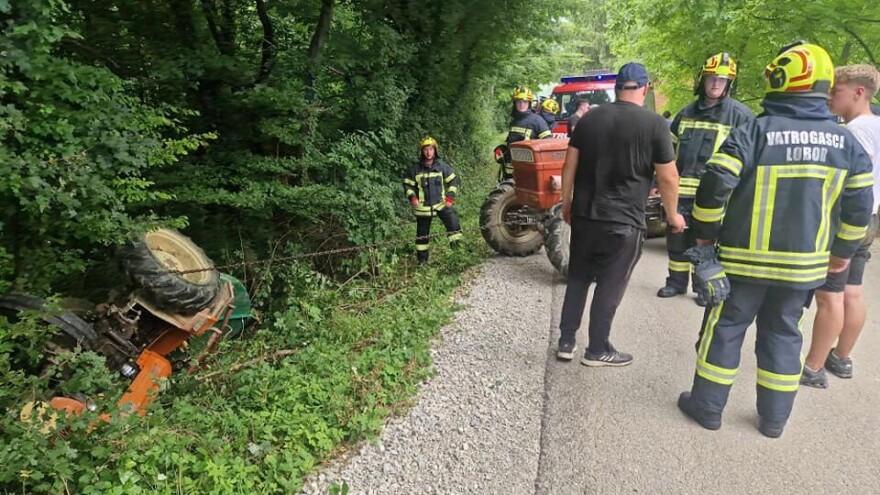 Maloljetnik ostao prikliješten ispod traktora