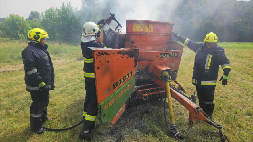 Gorjela balirka - požar uzrokovalo trenje gumenih traka za motanje sijena
