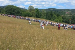Kosidba na Balkani: Ako znate zamahnuti, naoštrite kosu i pravac Mrkonjić Grad