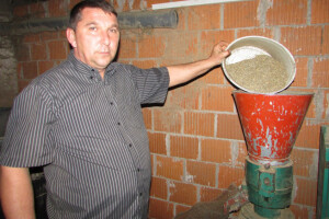 Rade Vujić od ambrozije pravi pelet za grijanje