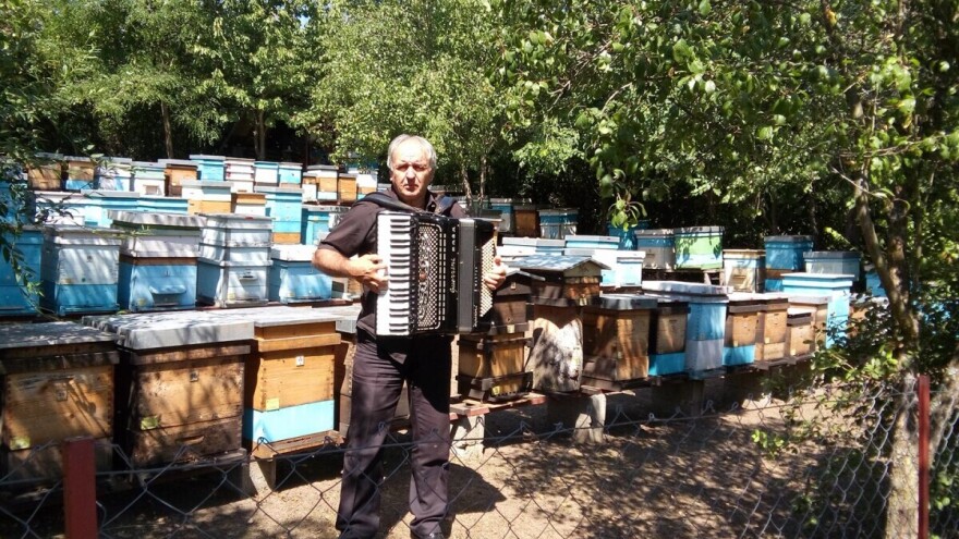 Slavoljub je jedan od rijetkih pčelara sa majstorskim pismom. Od njega uče i studenti