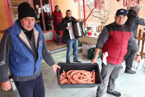 Zasukali rukave i napravili 200 kilograma domaće kobasice za Vincelovo