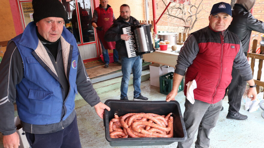 Zasukali rukave i napravili 200 kilograma domaće kobasice za Vincelovo