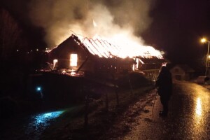 Požar zahvatio štalu u Ribniku: Spašeno 30 krava i mehanizacija