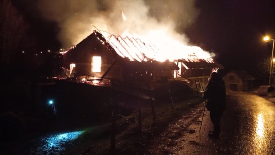 Požar zahvatio štalu u Ribniku: Spašeno 30 krava i mehanizacija