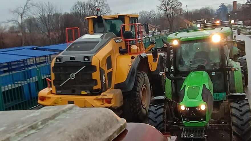 Protest poljoprivrednika ispred policijske stanice u Bogatiću