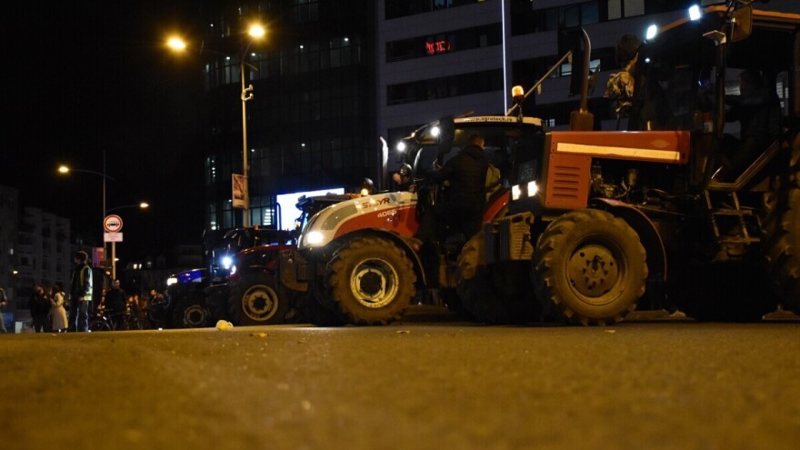 Poljoprivrednici sutra štite studente na protestu: 30 traktora blokiraće novosadske mostove