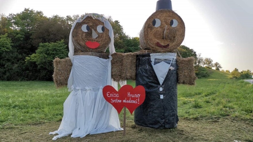 Čestitka budućim supružnicima: Obitelj i prijatelji izradili mladence od slame