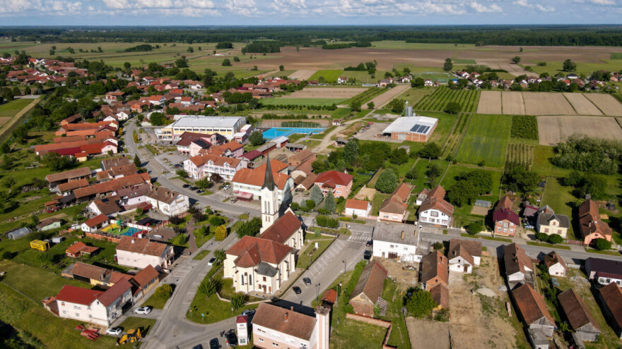 Općina zabranila špricanje trave i korova u dvorištima - vršit će strogi nadzor