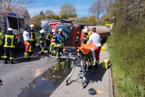 Prevrnuo se kamion s đubrivom, troje povrijeđenih, iscurio tekući stajnjak u rijeku