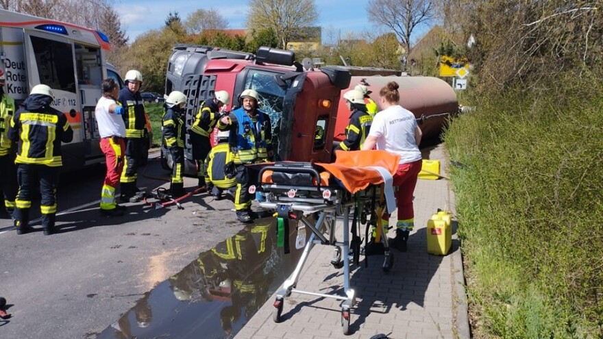 Prevrnuo se kamion s gnojnicom, troje ozlijeđenih, iscurio tekući stajnjak u rijeku