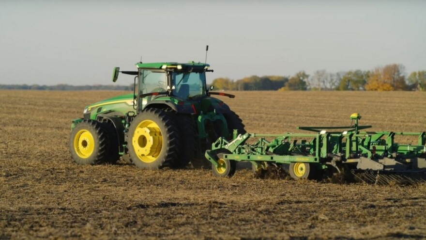 John Deere traktor budućnosti - bez vozača, upravlja se pametnim telefonom