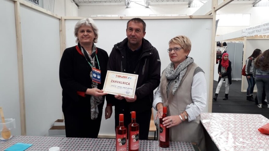 Emir Hadžijusufović proizvodi prirodni sirup od ruže