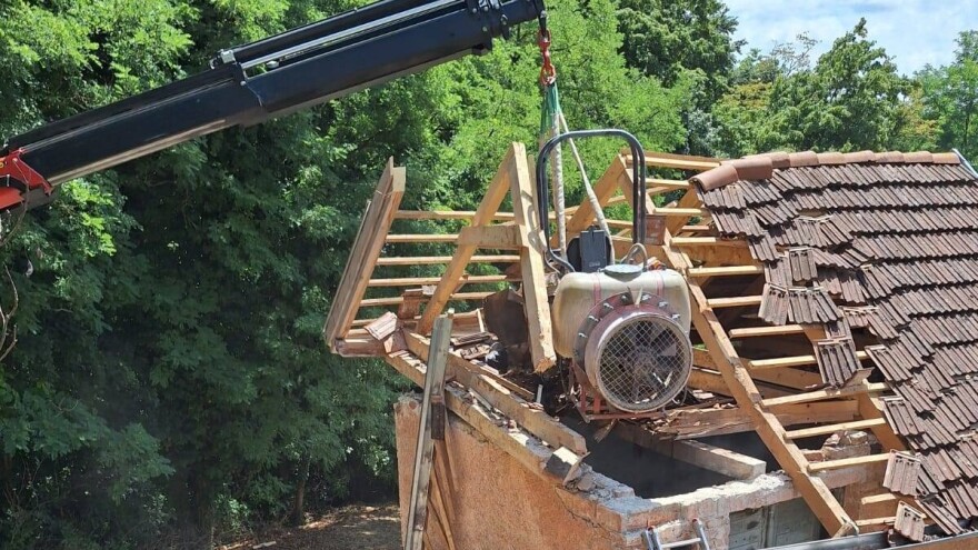 Vatrogasci s krova kuće skidali - traktor?!