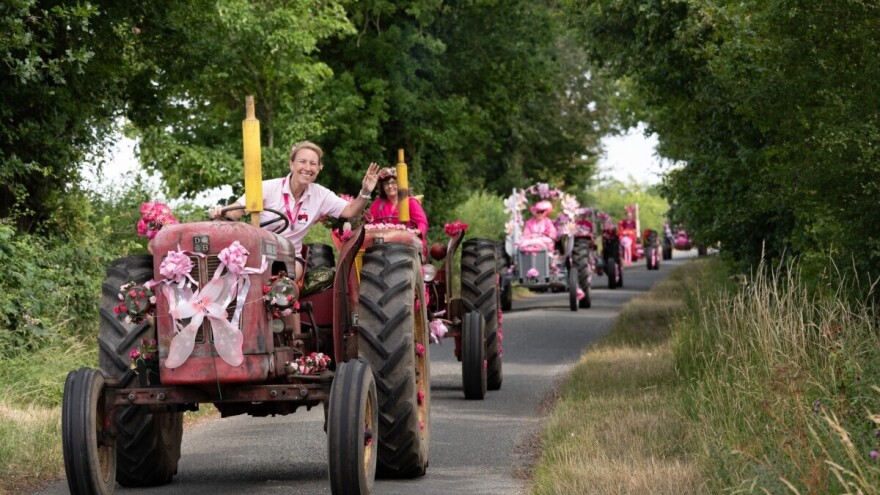 U tradicionalnoj utrci rozih traktora učestvovao rekordan broj žena
