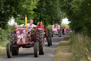 Tradicionalna trka ružičastih traktora u Engleskoj prikuplja donacije za borbu protiv raka