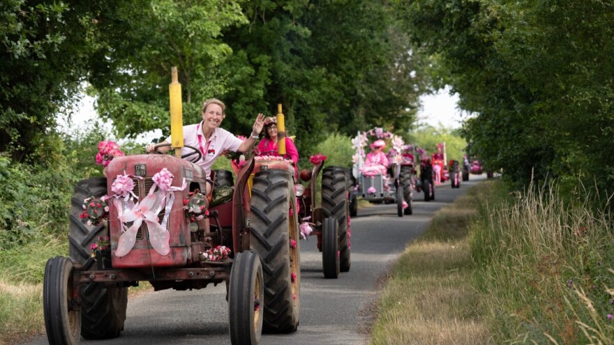 U tradicionalnoj utrci ružičastih traktora sudjelovao rekordan broj žena