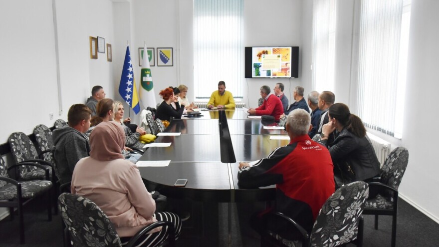 Veliko interesovanje: 20 polaznika započelo školu pčelarstva za početnike