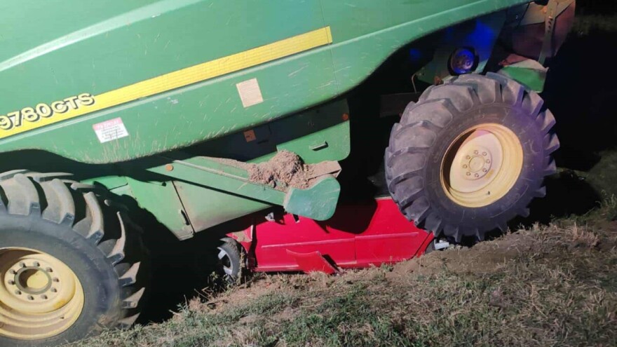 Uznemirujuće: Automobilom završio ispod kombajna