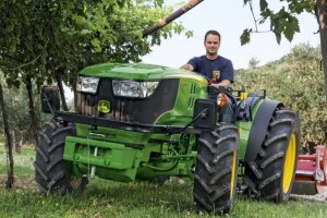 Traktor John Deere 5GL