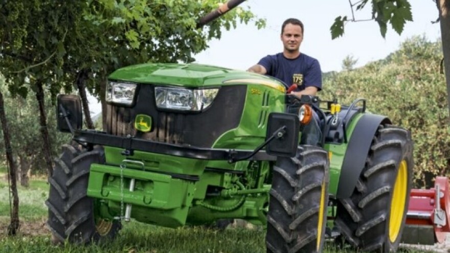 Traktor John Deere 5GL